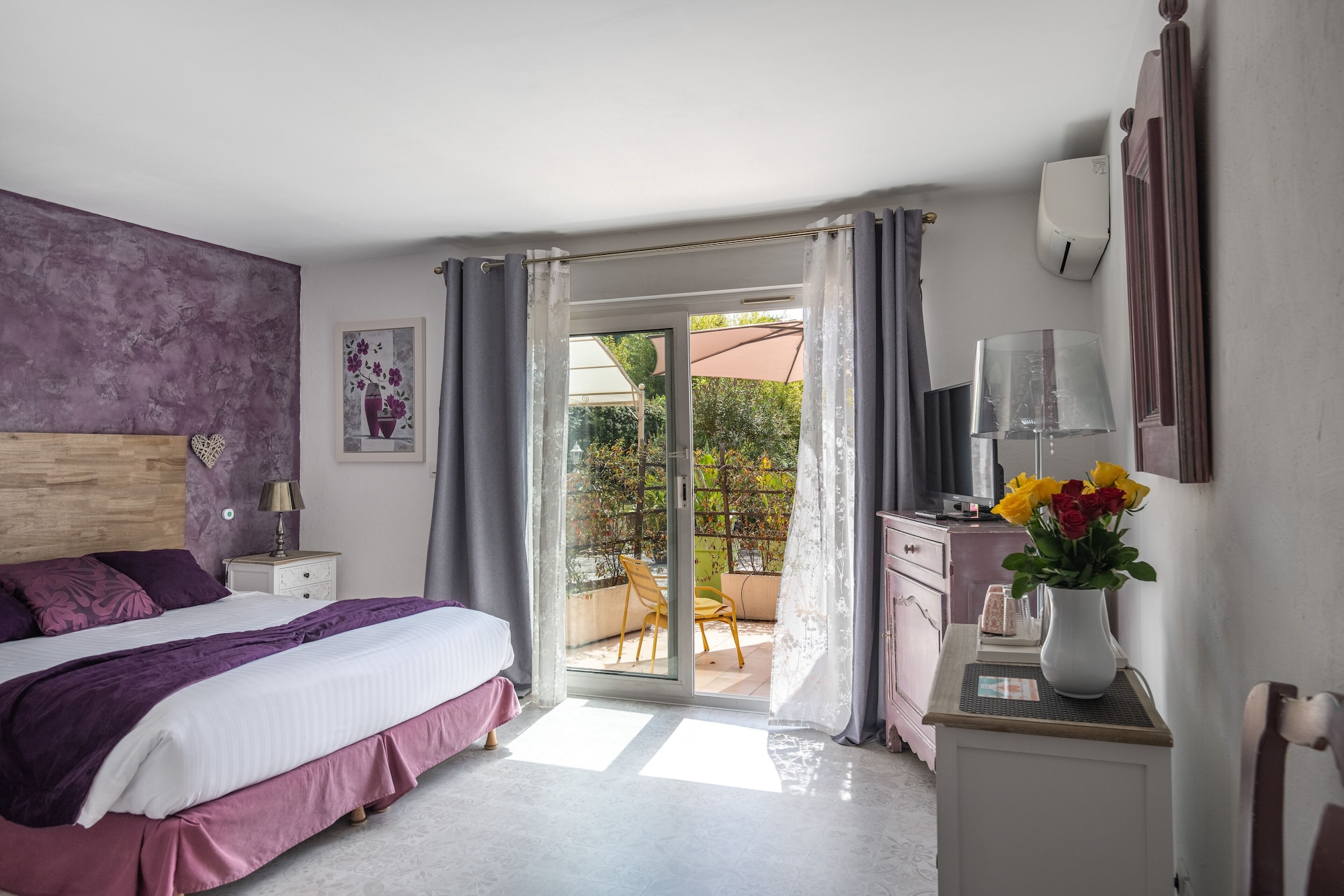 LUXURY, DOUBLE OR TWIN BED