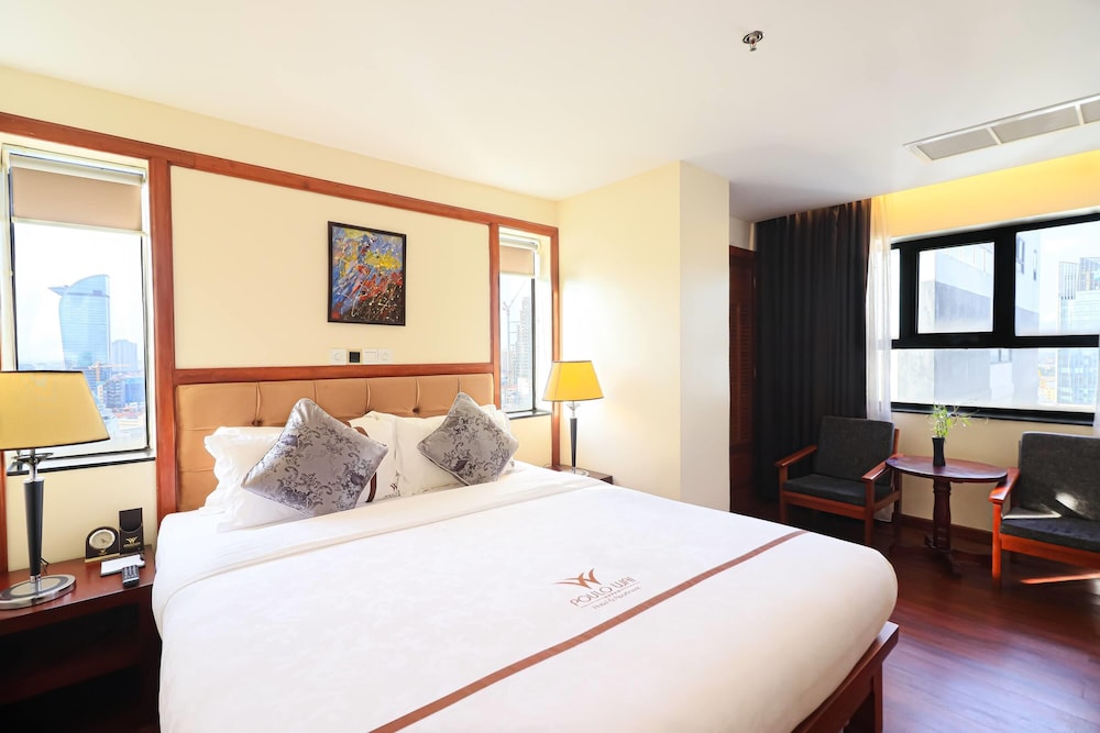 DELUXE, KING BED