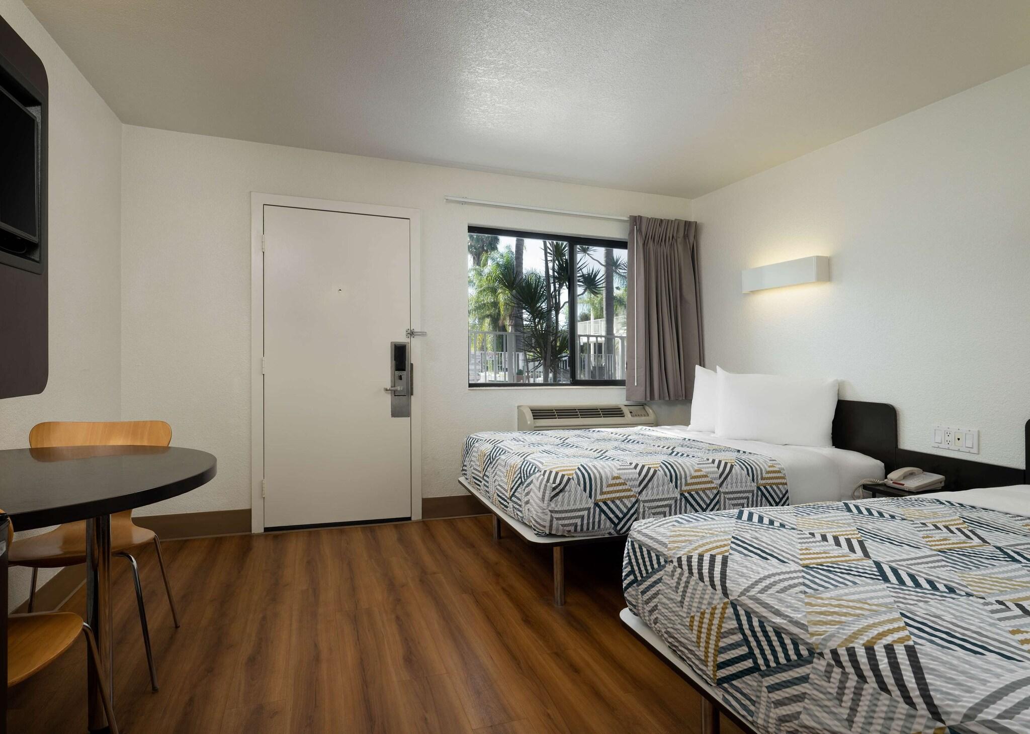 2 Full Beds - Micfridge