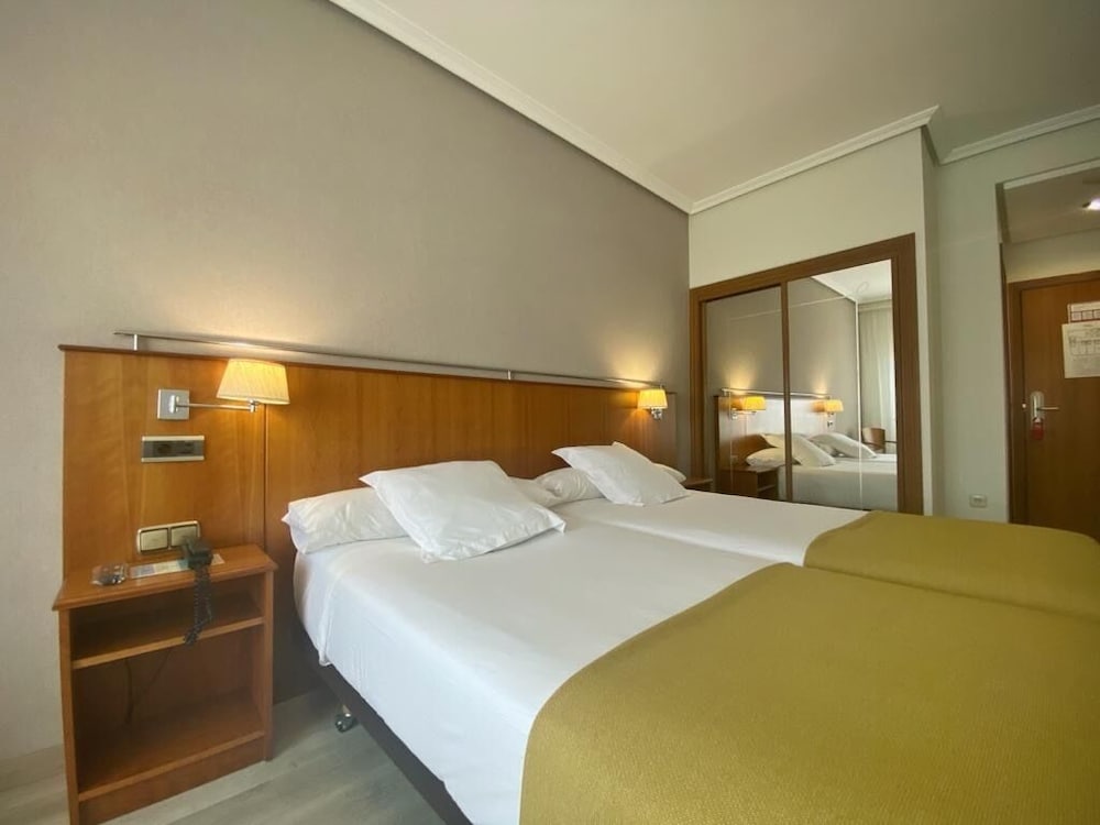 Ciudad de Compostela Hotel 6/22