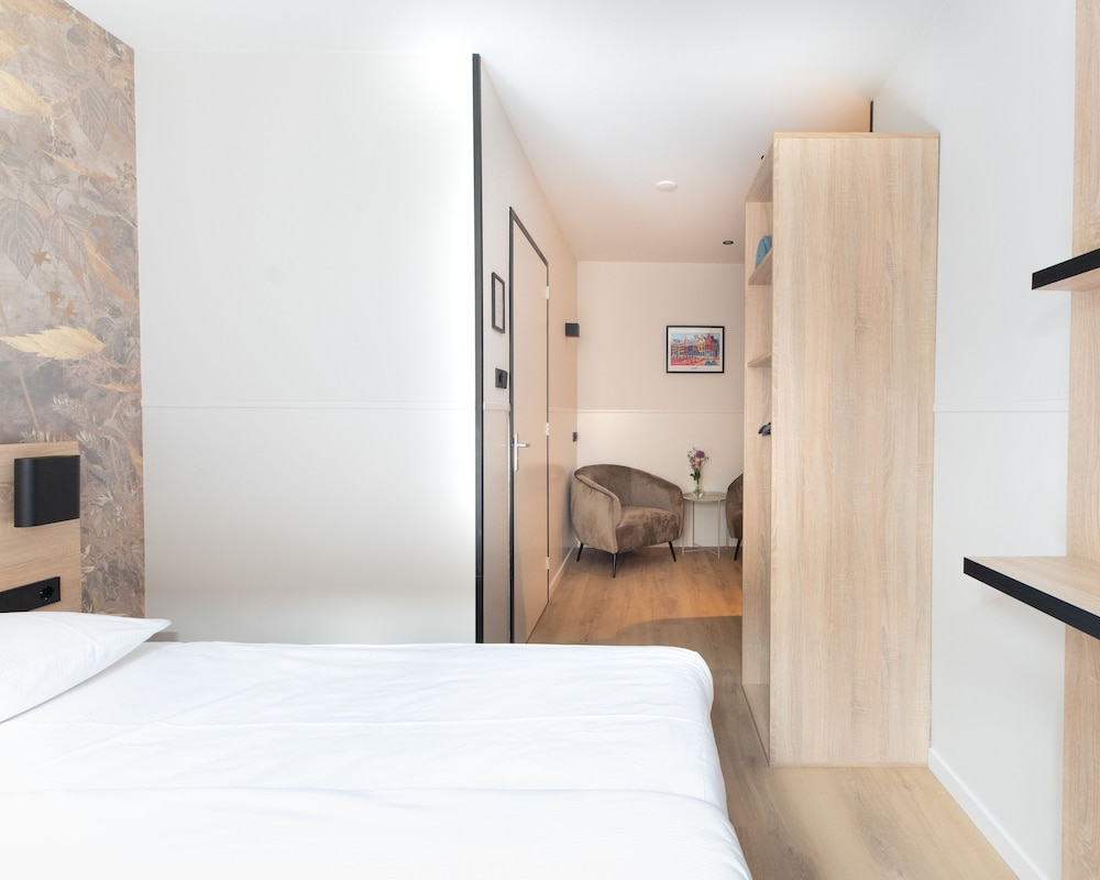 DELUXE, DOUBLE BED