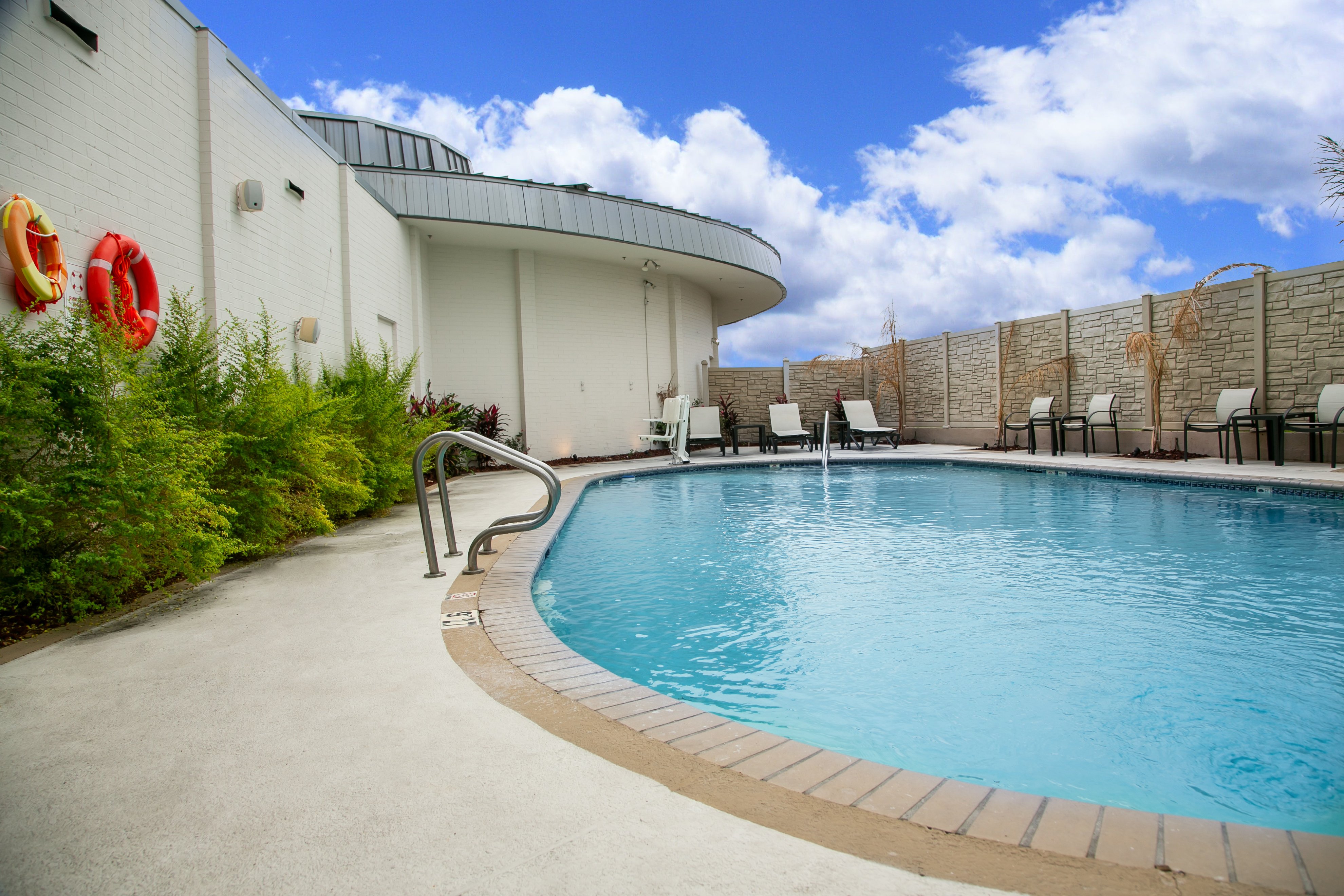 Holiday Inn New Orleans West Bank Tower 75/79
