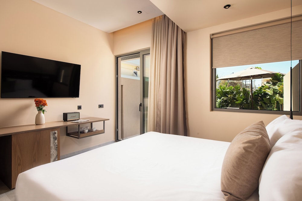 Premium, Queen Bed, Outdoor Jetted Tub