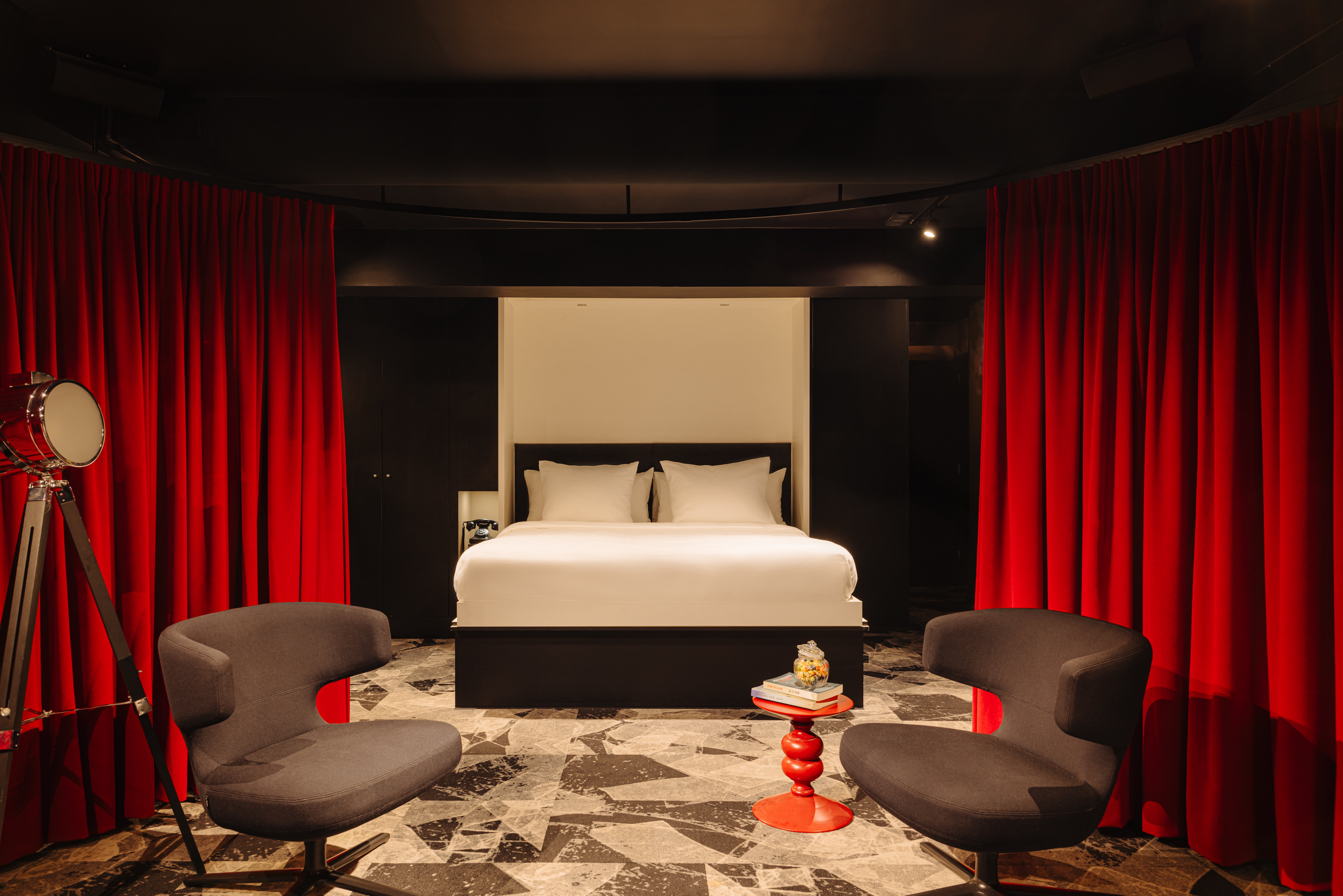 جناح بسرير مزدوج وسريرين منفصلين، Leonardo Hotel Rotterdam Savoy 2/4