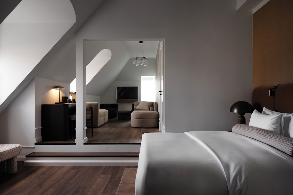 Director, Junior Suite, Executive, King Bed, Corner