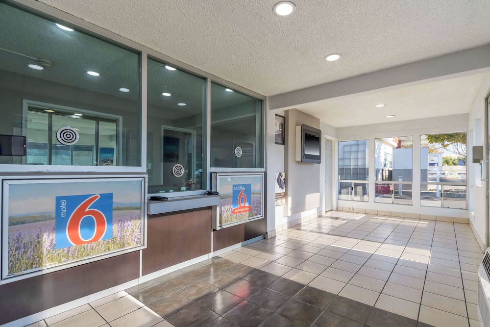 Lobby at Studio6 Hayward, CA – Silicon Valley Gateway, HAYWARD - CA