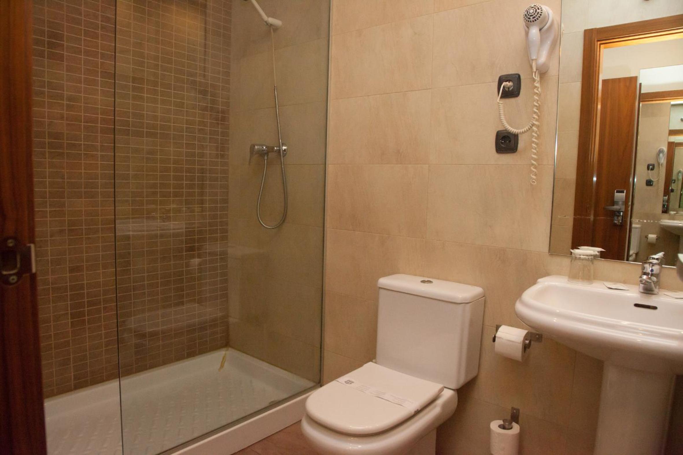 Hotel Izelai 18/25