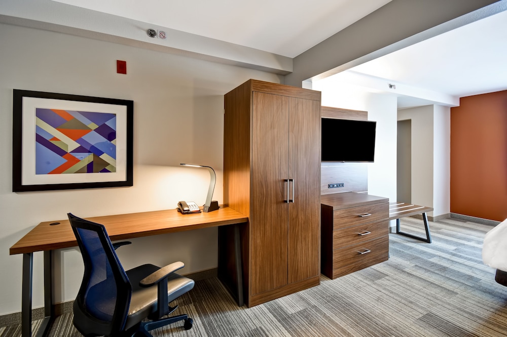 Holiday Inn Express Suites Schererville 21/57