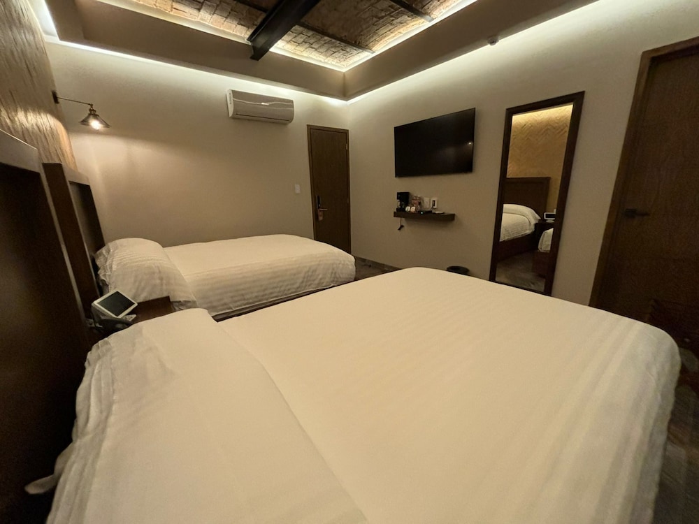 STANDARD, 2 DOUBLE BEDS