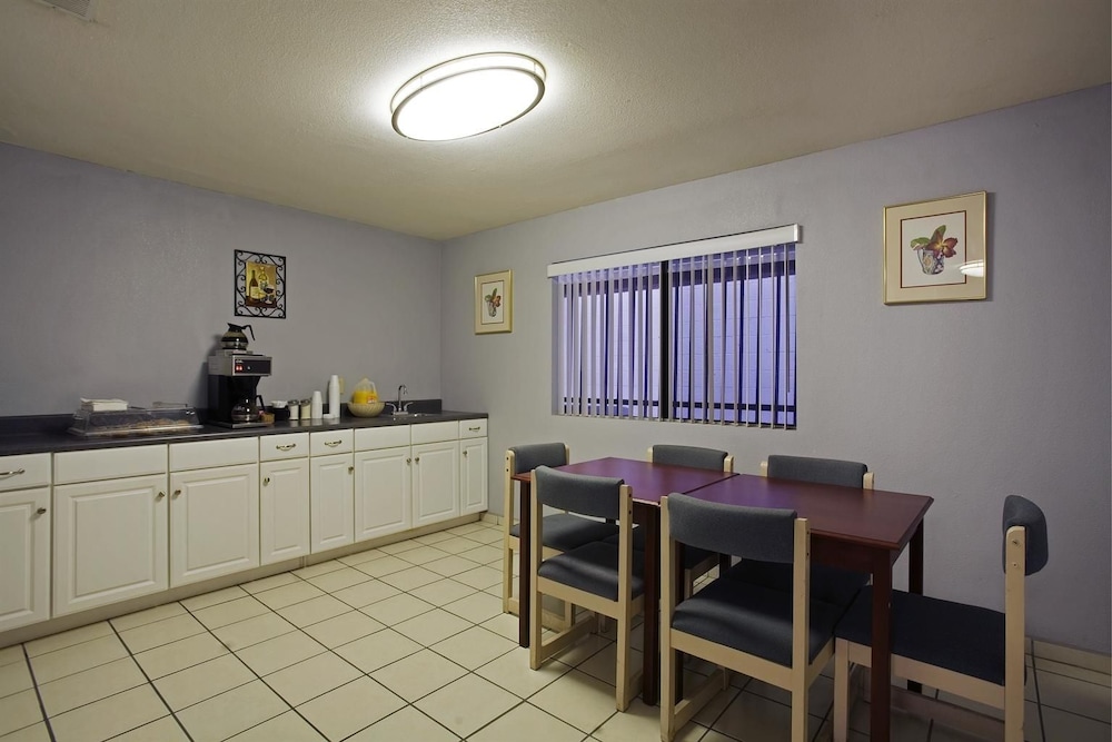 Days Inn By Wyndham Hemet 11/18