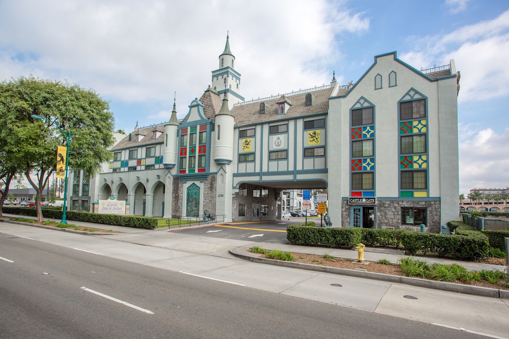 Castle Inn And Suites 26/38