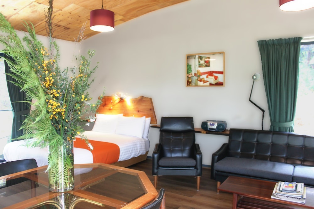 HUON BUSH RETREATS 37/50