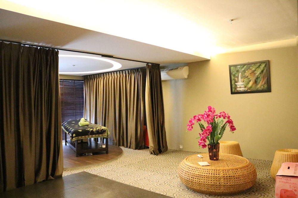 Emersia Hotel and Resort Batu Sangkar 13/16