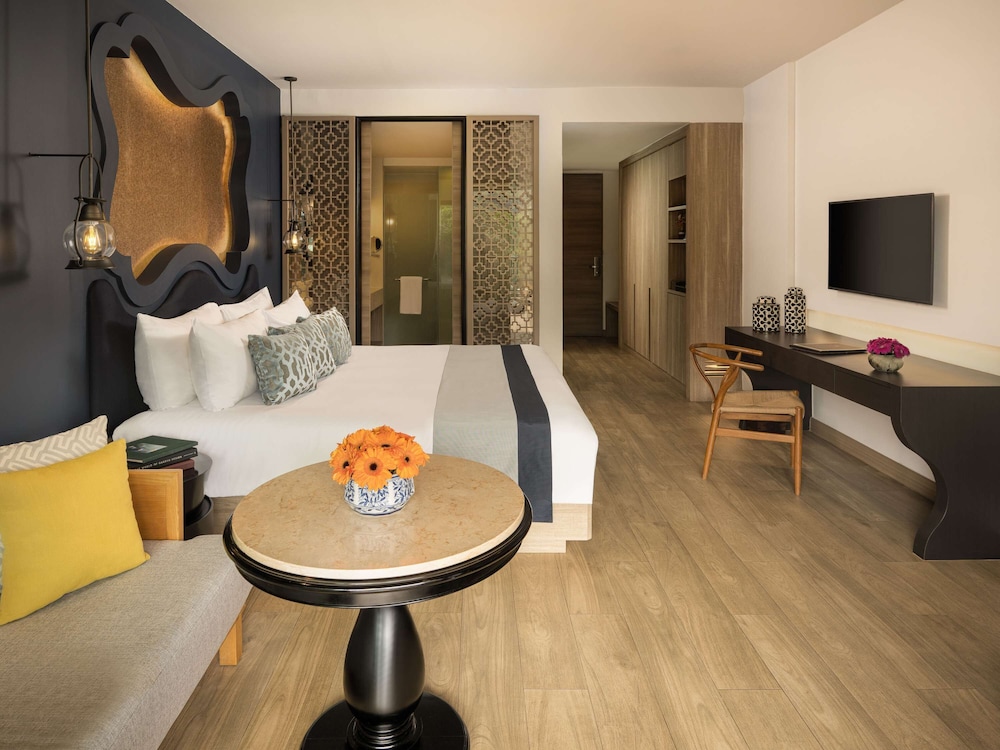 DELUXE, KING BED, MOUNTAIN VIEW, BALCONY
