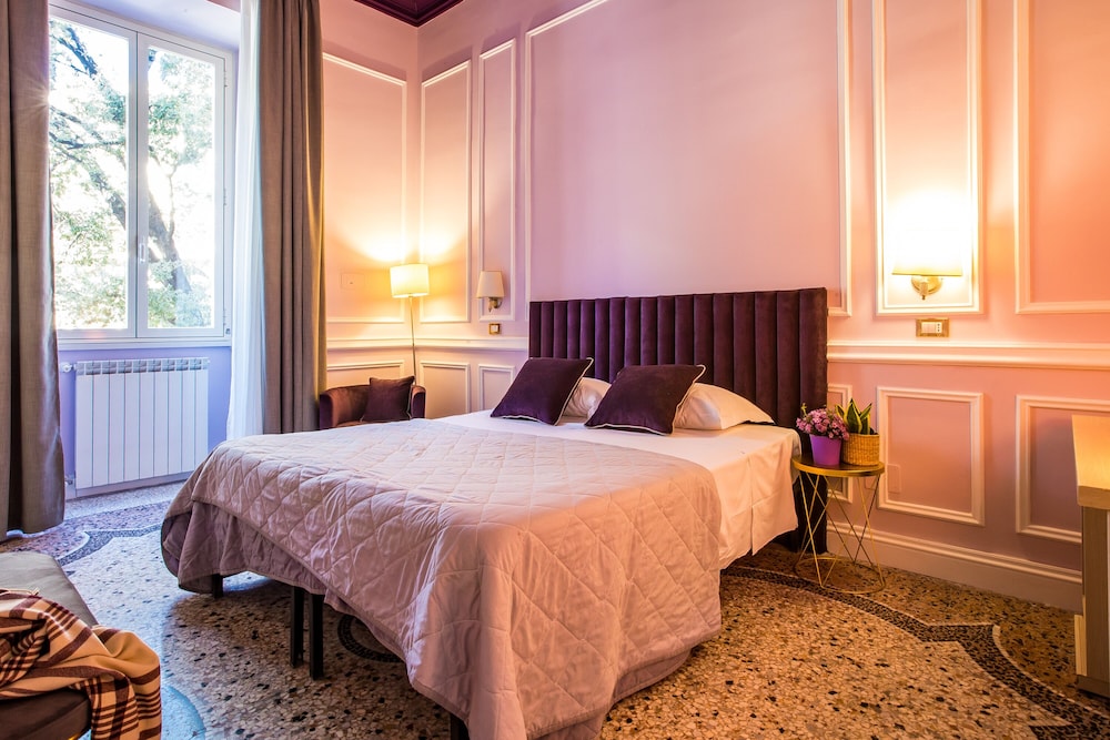 ROOM, DOUBLE BED