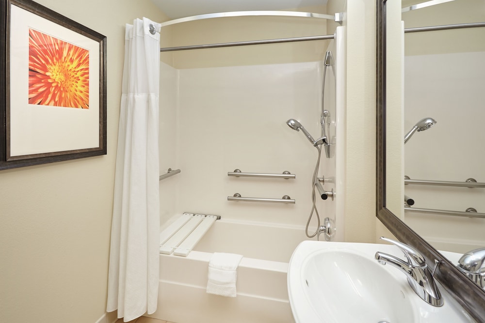 Staybridge Suites Chicago Glenview 13/58