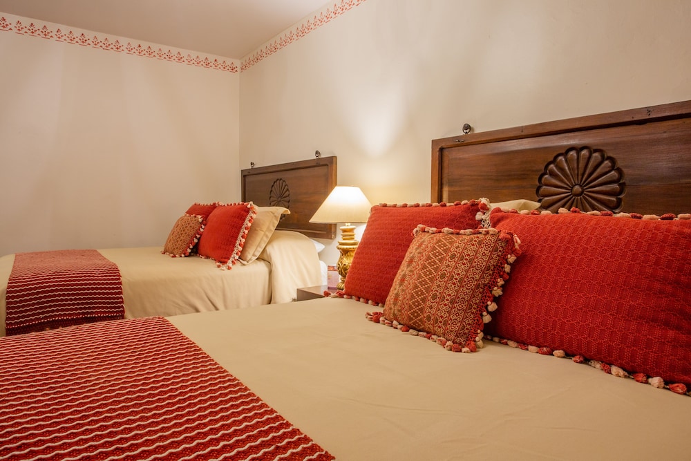 SUPERIOR, QUEEN BED
