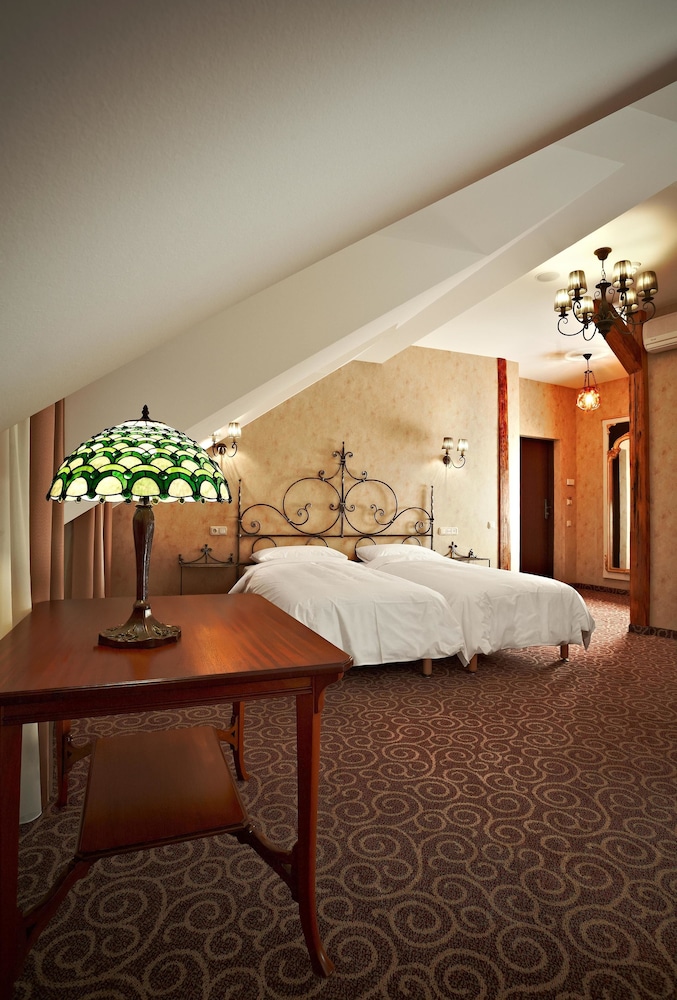 جناح جونيور بسرير فردي، Justus Hotel 3/5