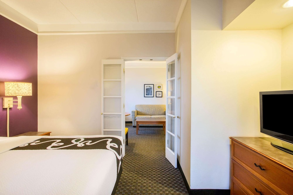 La Quinta Inn Suites St Louis Westport 14/49