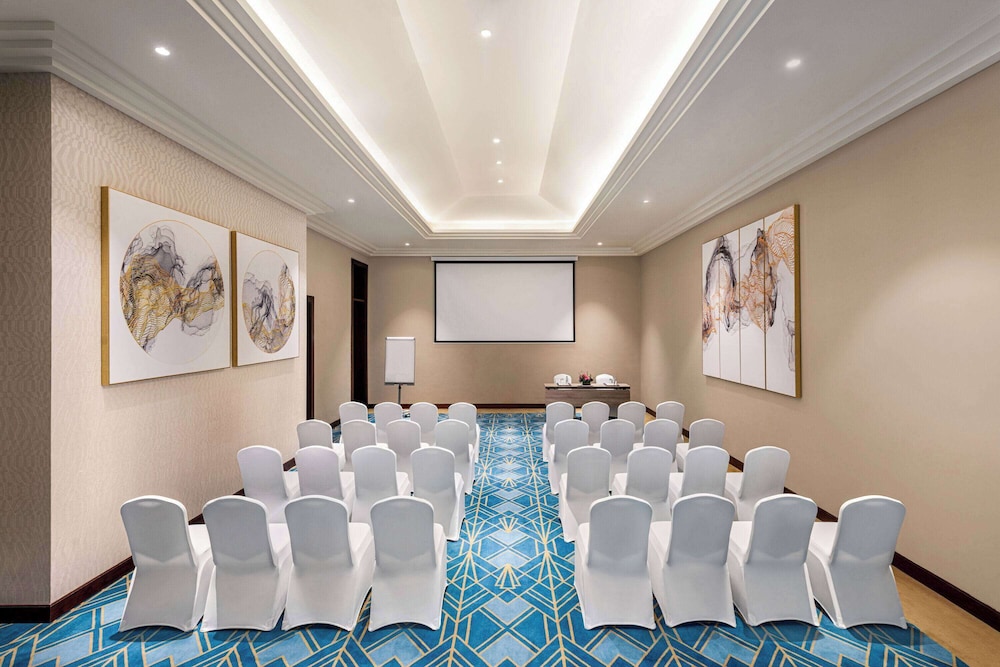 Wyndham Grand Doha West Bay Beach 44/57