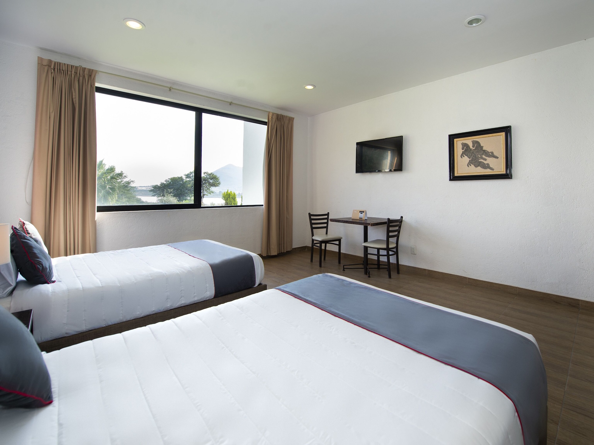 STANDARD, 2 DOUBLE BEDS