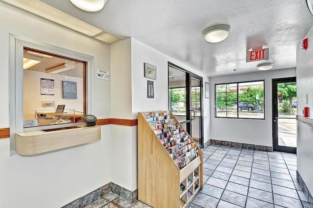 Motel6 Glenview, IL - Chicago North 9/60