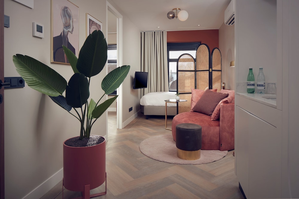 The Anthony Hotel 40/58