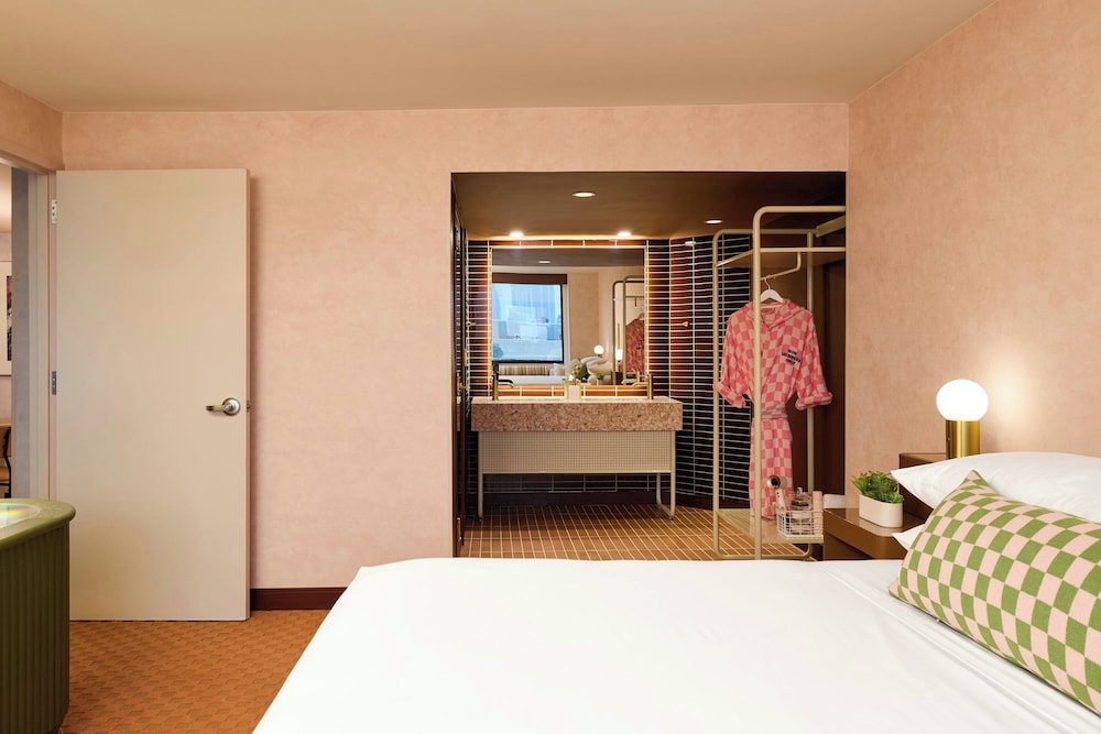 Renaissance Austin Downtown Hotel 12/50