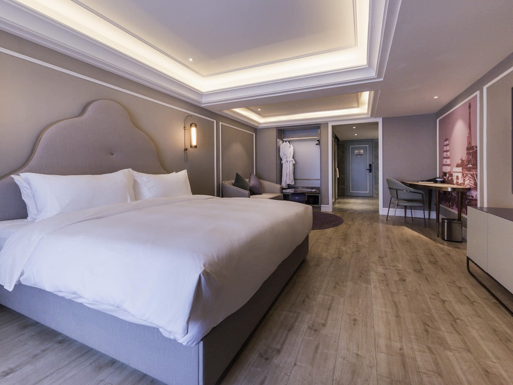 PRIVILEGE, KING BED