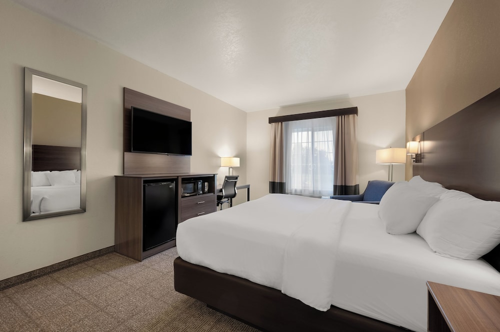 Comfort Inn and Suites Fenton MI 10/50