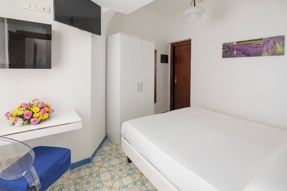 Economy, Queen Bed