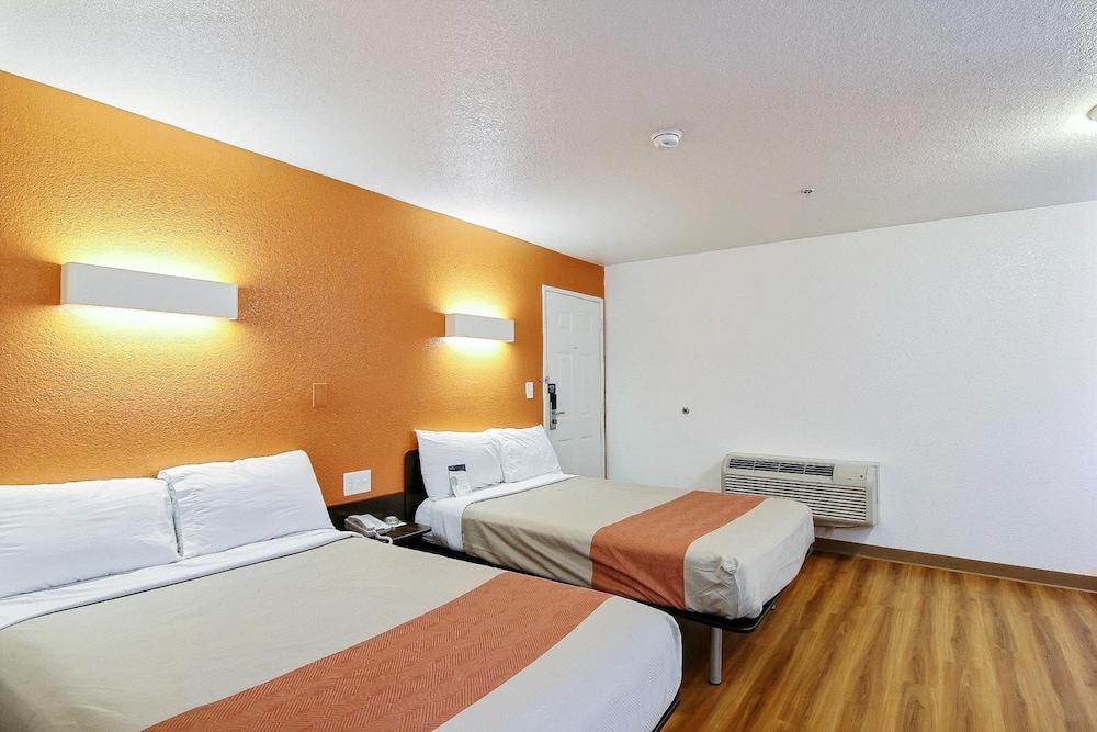 Motel6 Ventura, CA - South 30/61