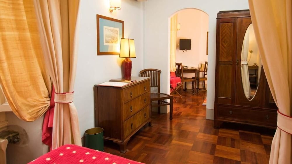 Bonifacio Hotel 35/47
