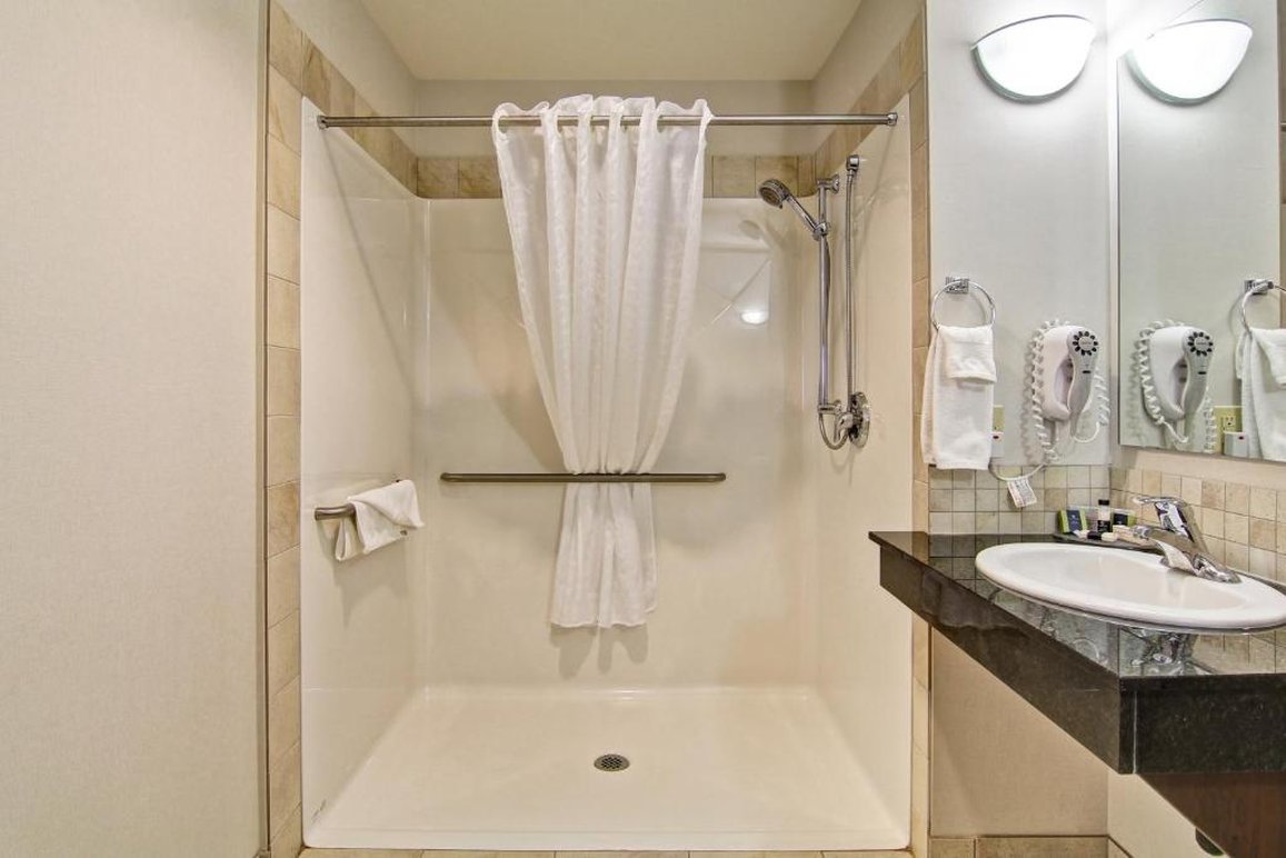 Weyburn Canalta Hotel 36/41