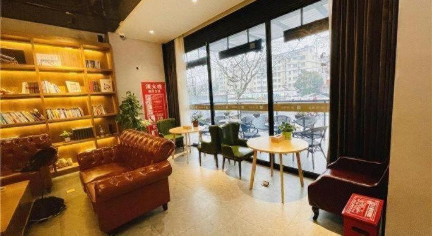 James Joyce Coffetel Shanghai Zhuanqiao Wanda Plaza 42/60
