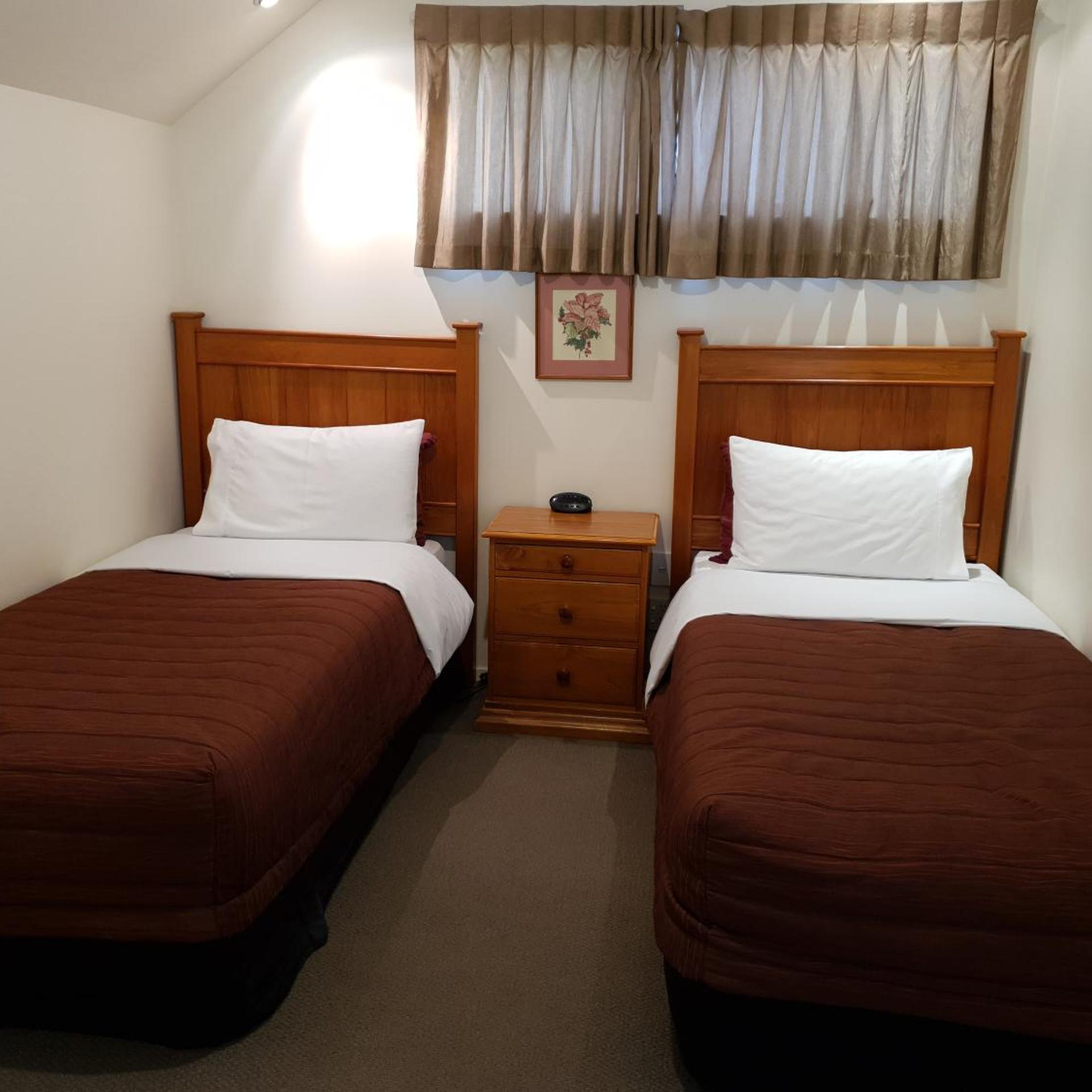 شقة بغرفتي نوم، Rosewood Court Motel 3/6