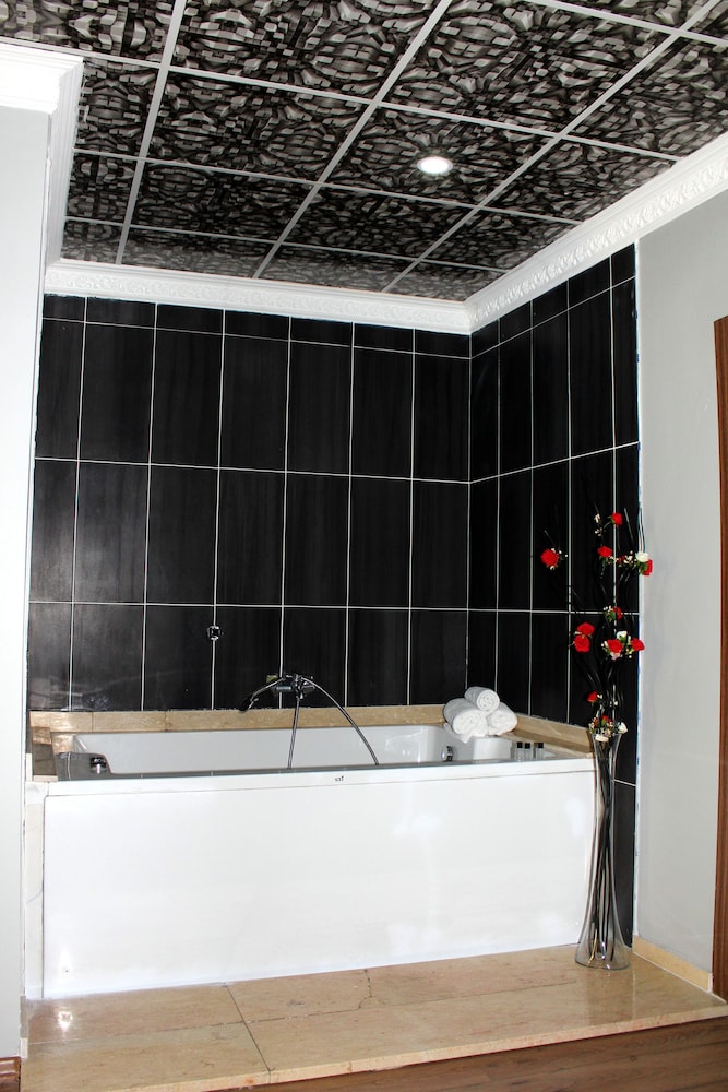 Avist Hotel 6/50