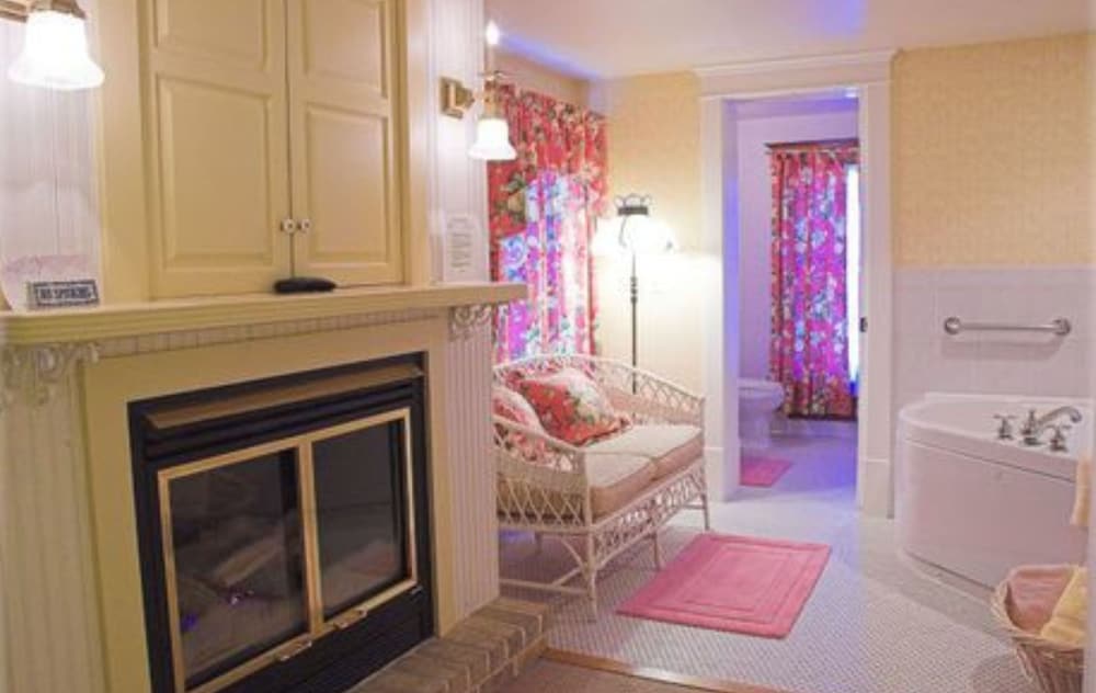 White Lace Inn 9/50