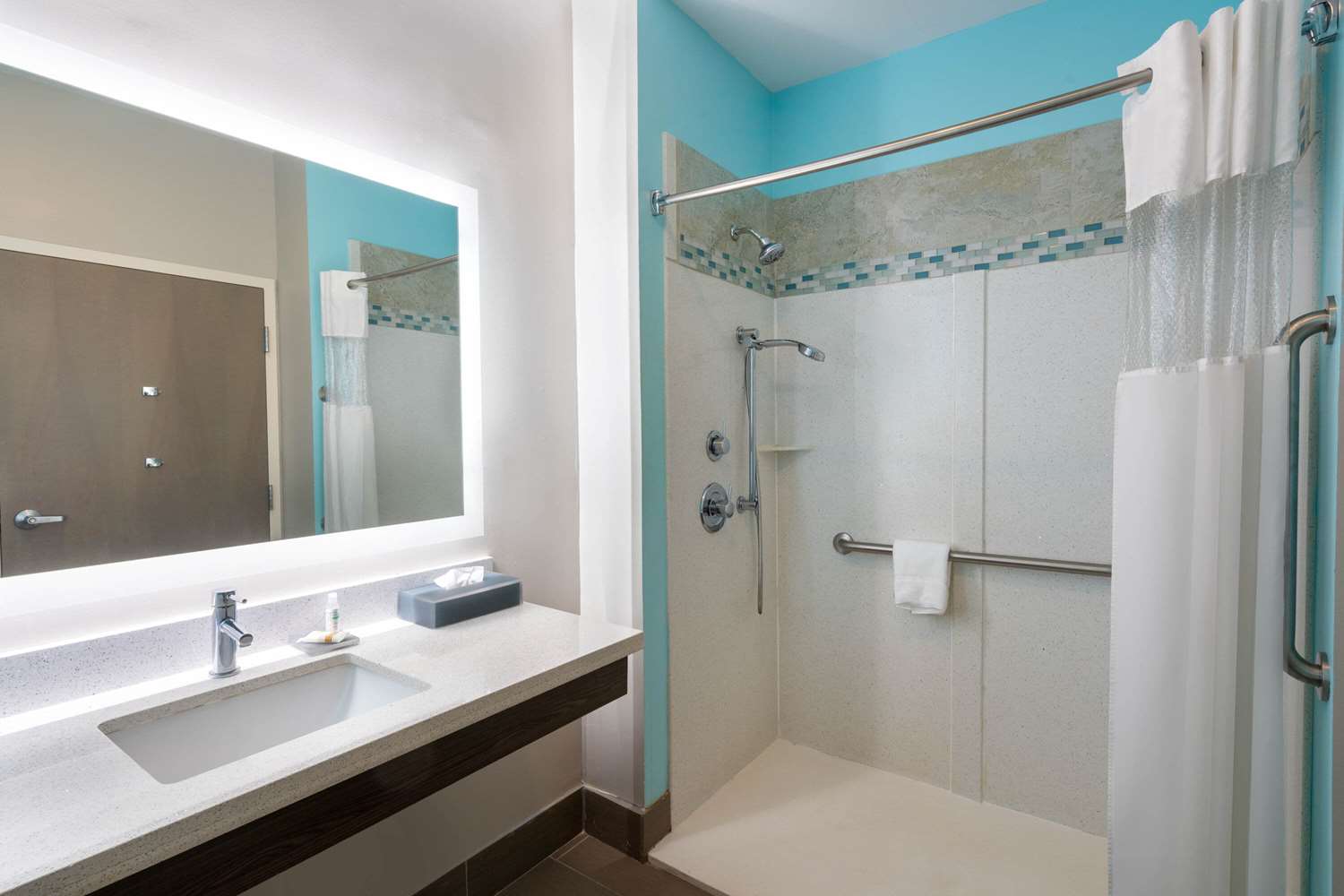 La Quinta Inn & Suites by Wyndham Forsyth 43/45