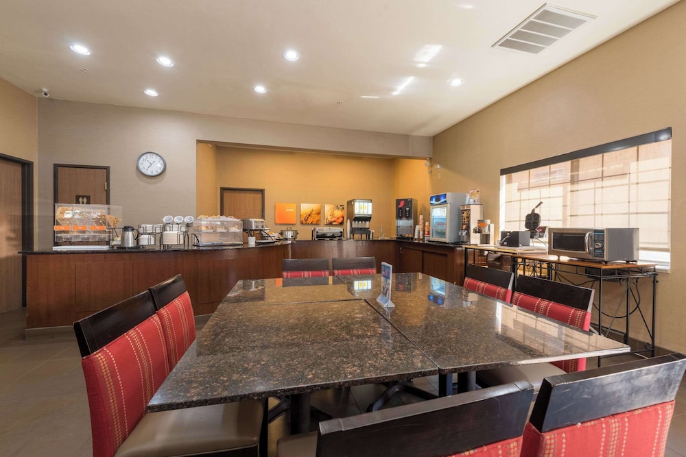 Comfort Inn Suites 54/75