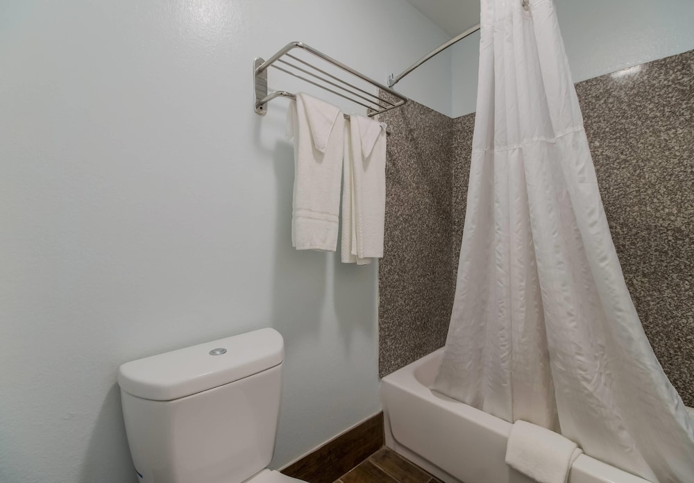 Econo Lodge Inn & Suites Fulton Rockport 40/41