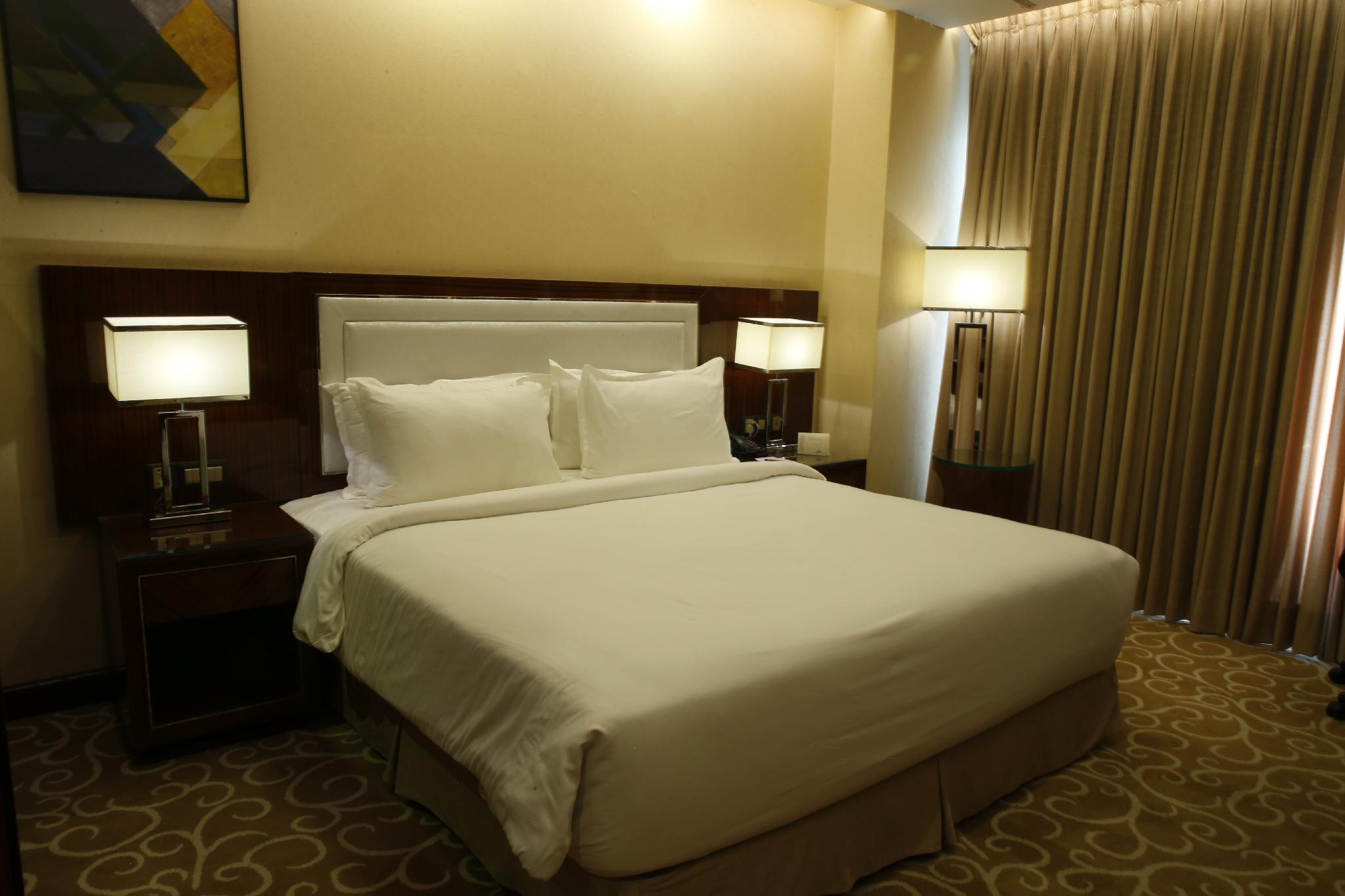 غرفة بريميير بسرير كينج، Royal Swiss Lahore 3/4