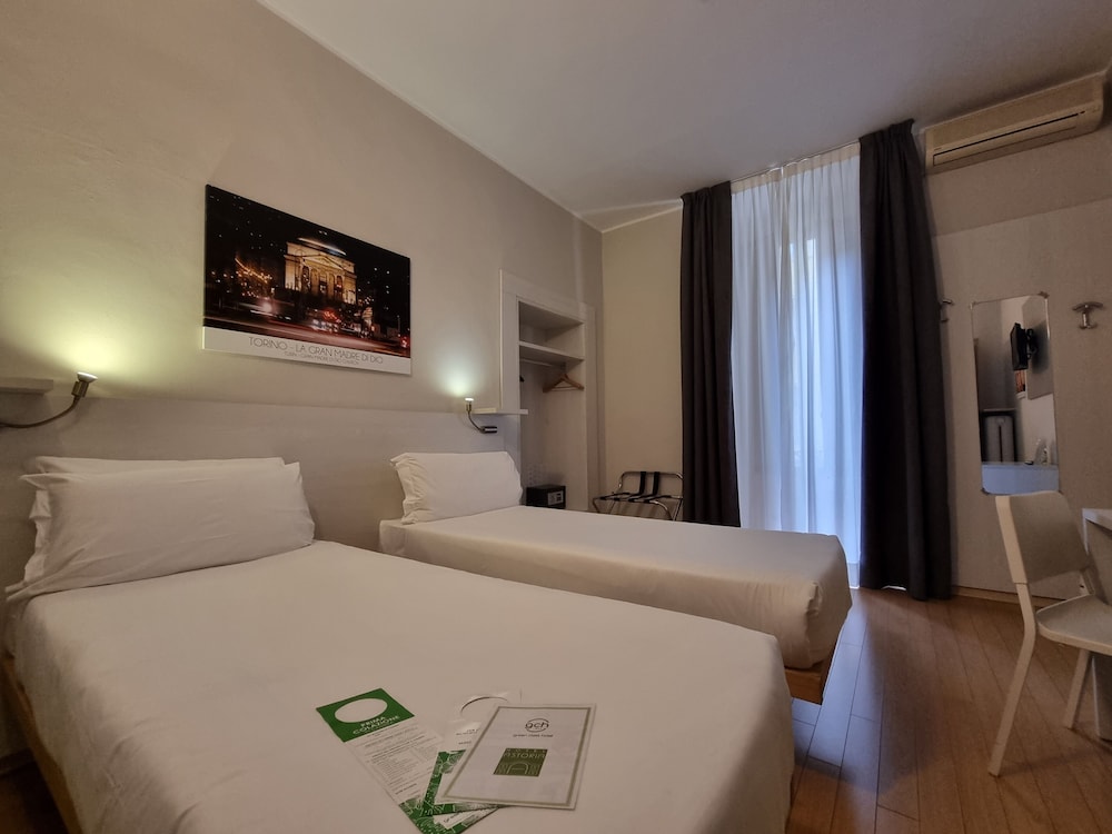 ROOM, TWIN BEDS