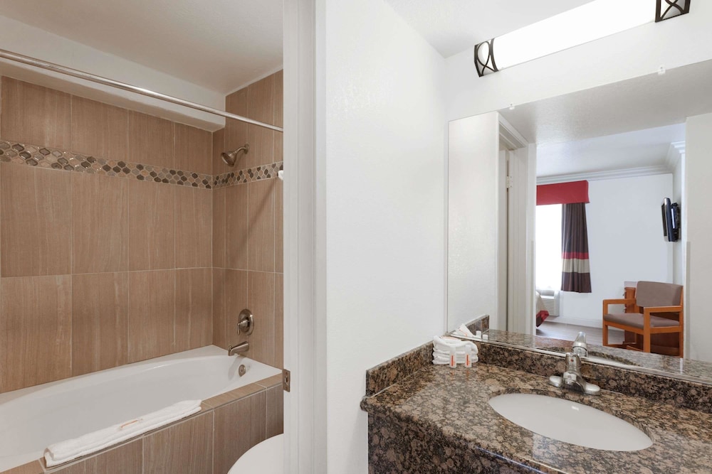 Super 8 by Wyndham Santa Clarita/Valencia 15/32