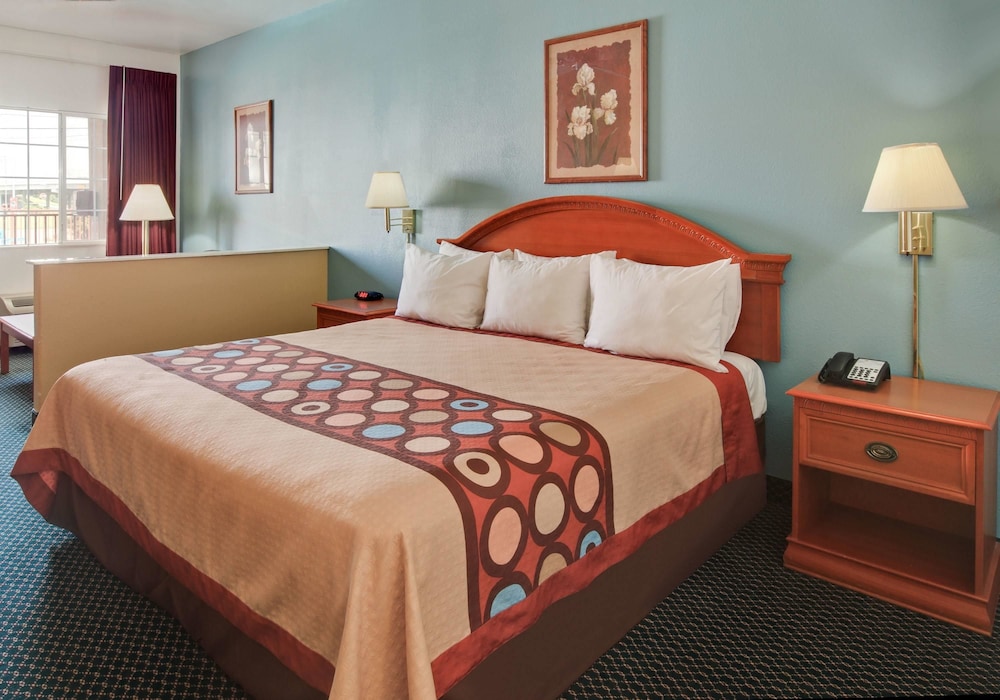 Super 8 by Wyndham Forney/East Dallas 8/27