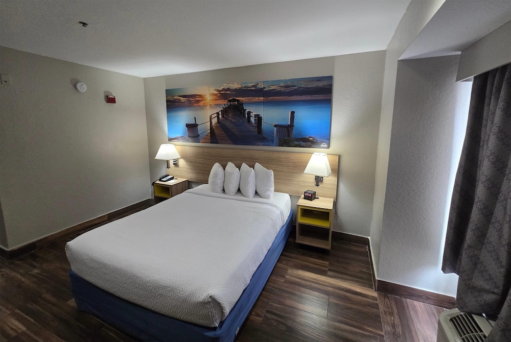 غرفة بسرير كوين، Days Inn And Suites By Wyndham Tampa Raymond James Stadium 7/10