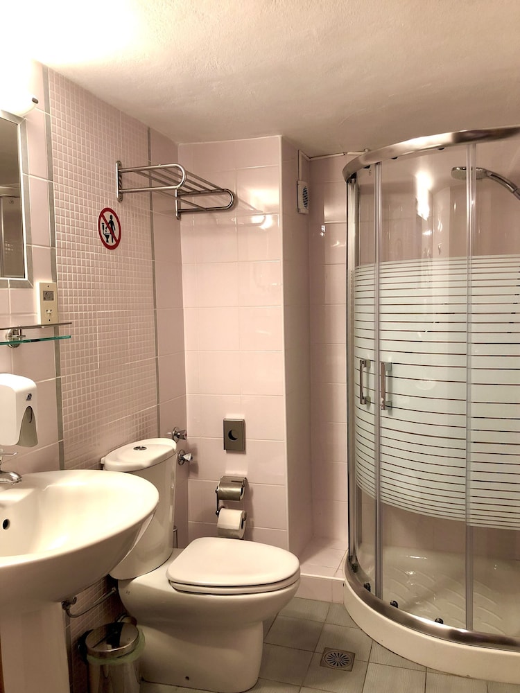 Karteros Hotel 47/49