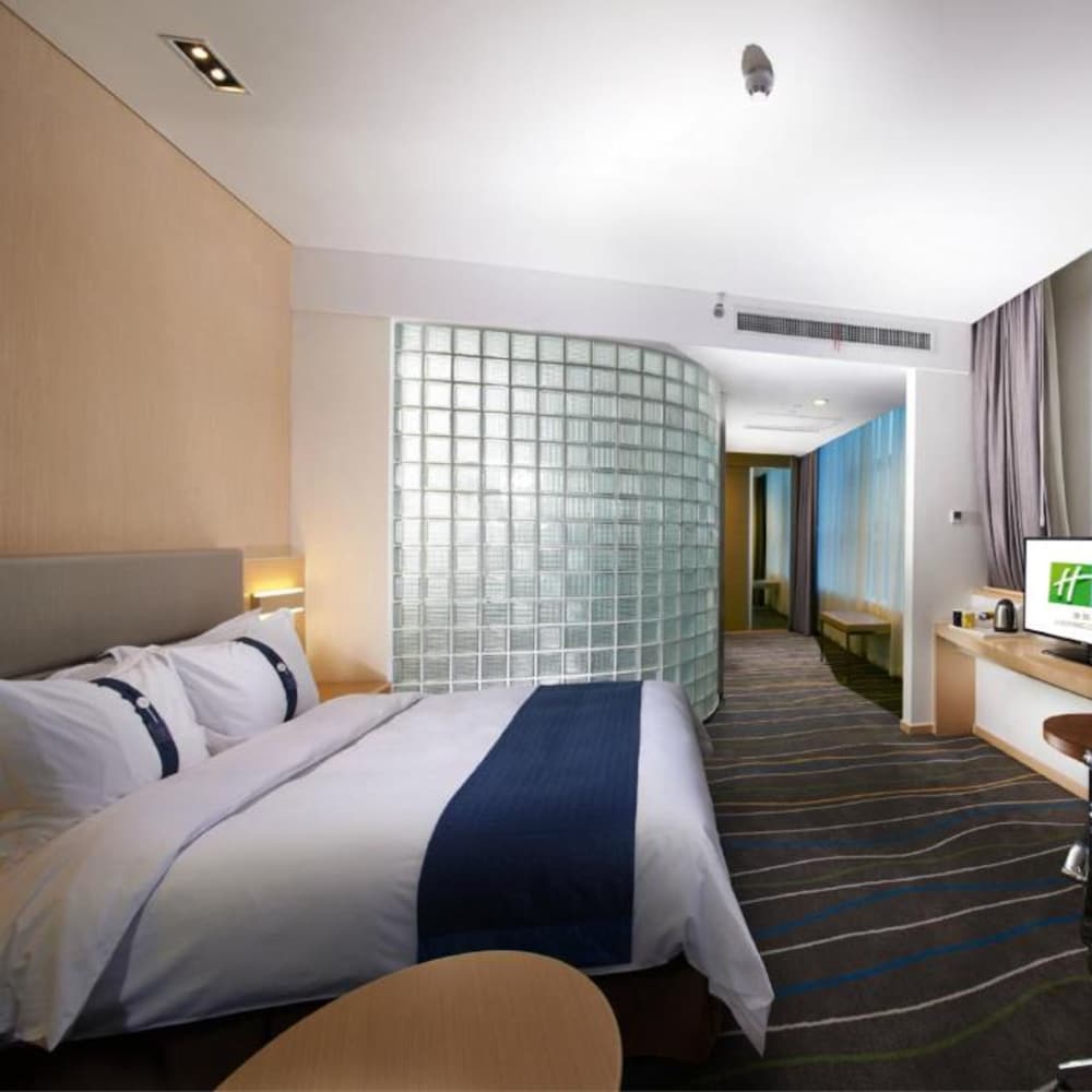 Holiday Inn Express Luoyang City Center 24/72