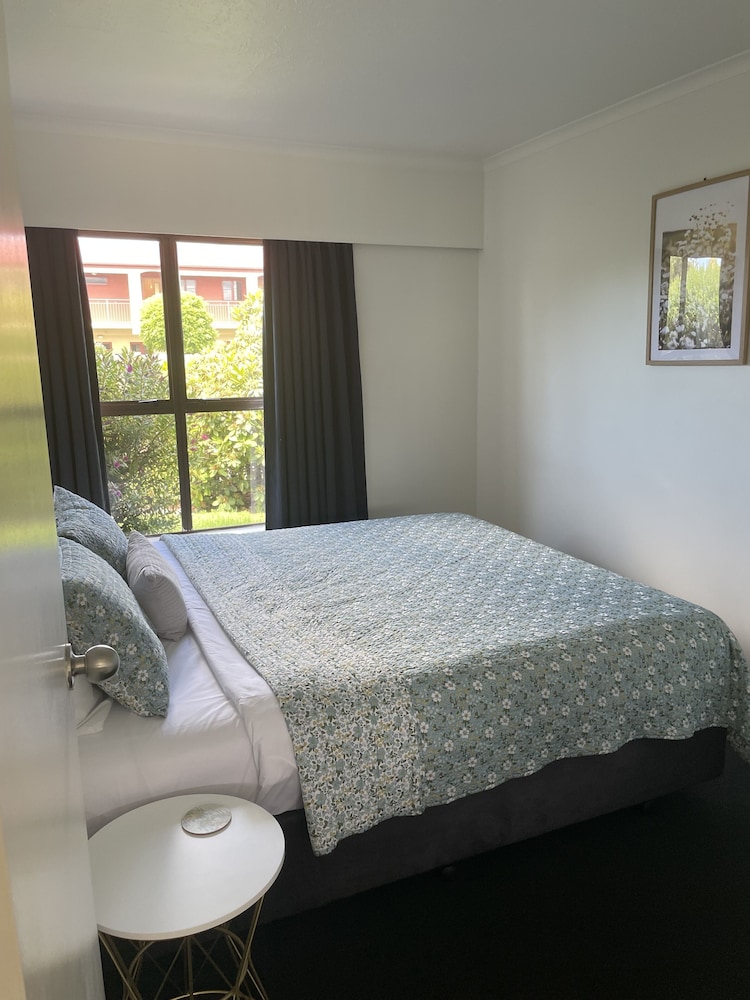 Colonial Motel 29/72