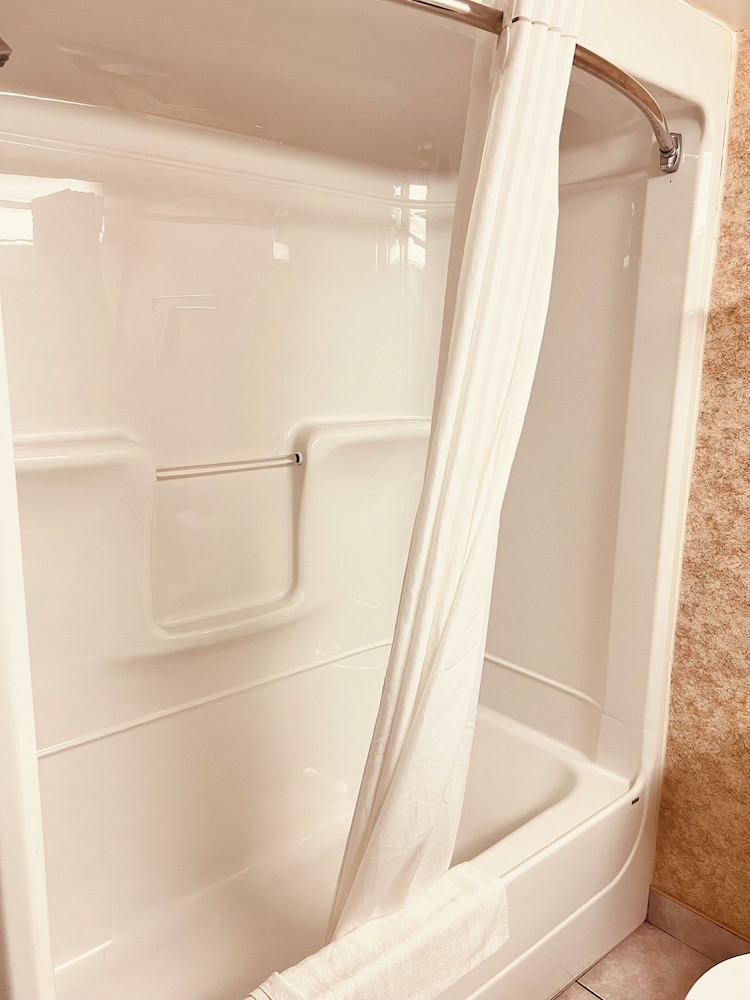 Lexington Inn & Suites Windsor 51/51
